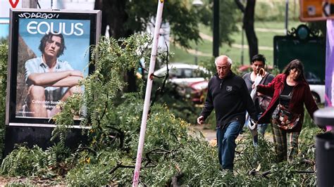 Un Fuerte Temporal En Argentina Provoca 14 Muertes Y Severos Destrozos