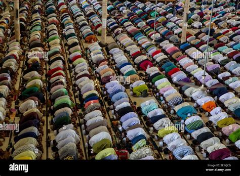 Musulmanes Participan En Las Oraciones De Eid Ul Fitr En La Mezquita