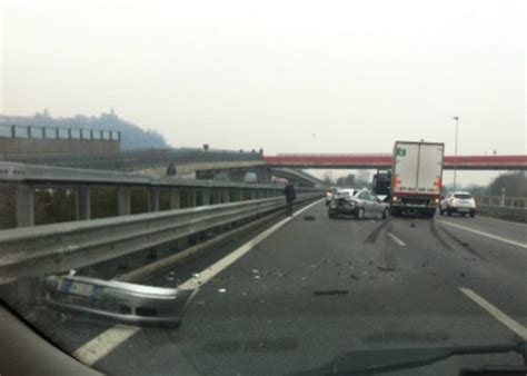 Incidente In Tangenziale Nessun Ferito Grave La Nuova Provincia