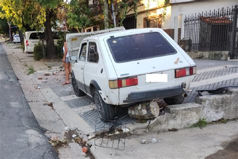 Una conductora se quedó sin frenos en su automóvil y chocó contra un