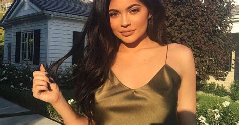 Kylie Jenner Mostra Foto Do Filho Mais Novo Pela Primeira Vez E Revela