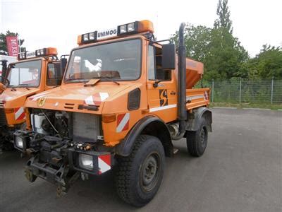 Zugmaschine Mercedes Benz Unimog U1400 Mit Aufsatzstreuer Springer