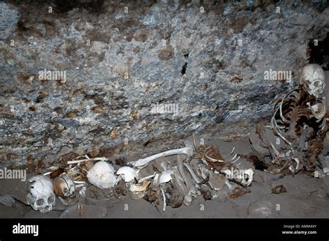 Le squelette d une momie inca se trouve dans une grotte à Tunupa Cerro