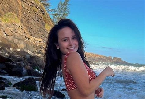 SBT TV De biquíni Larissa Manoela esbanja corpaço em dia de praia