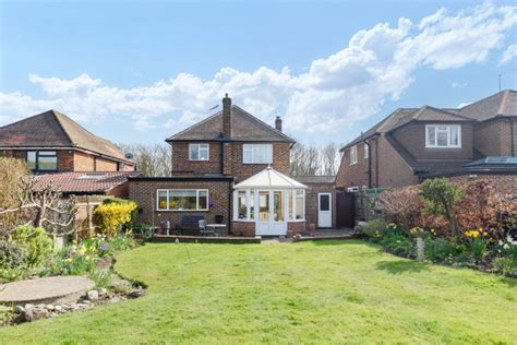 Norman Crescent Pinner Middx Ha5 3 Bedroom Detached House For Sale