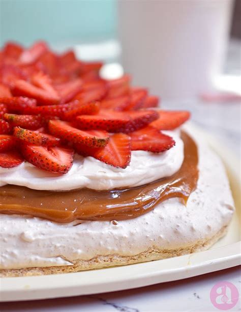 Pavlova De Almendras Dulce De Leche Y Fresas Anna S Pasteleria