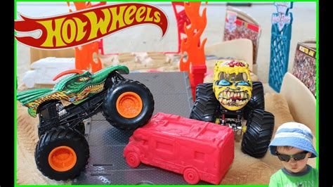 Monster Truck Monday 31 Monster Jam World Finals Stunt Pack Play Set