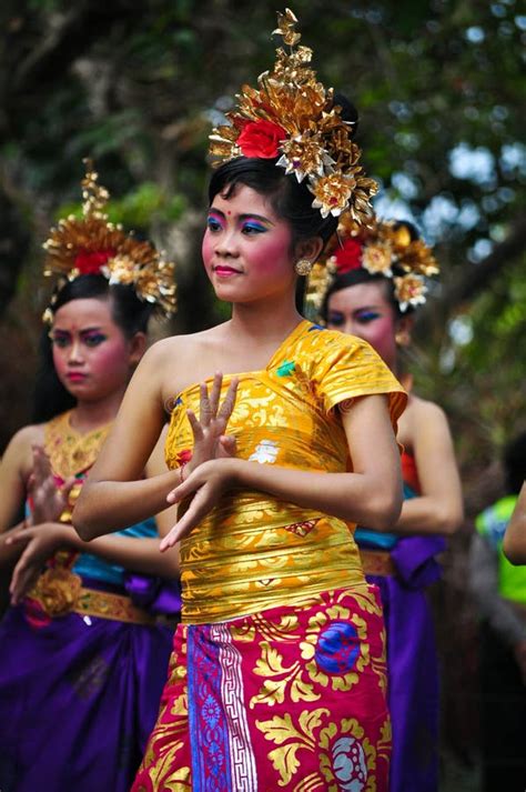 Parade Of Balinese Girl With Traditional Dress Editorial Stock Image