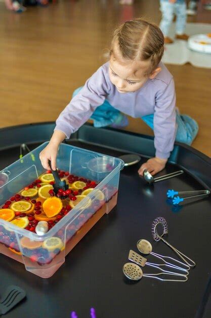 Kleines M Dchen Spielt In Einem Handgefertigten Obstriegel Mit Beeren