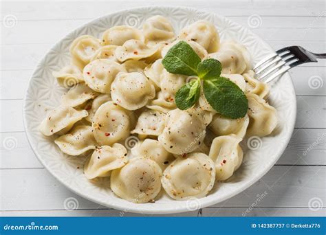 Bolas De Masa Hervida Rellenas Con La Carne Raviolis Bolas De Masa