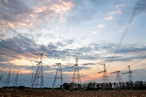 Torres El Ctricas Y L Neas El Ctricas De Alta Tensi N En El Fondo Del