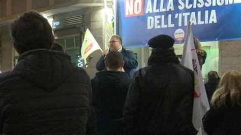 I 5 Stelle In Piazza A Cosenza Per Dire No All Autonomia Differenziata