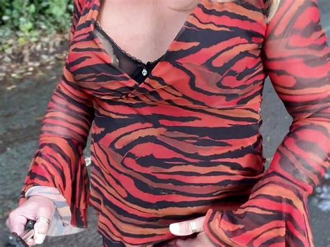 Amateur Crossdresser Kellycd Sexy Milf Enjoying A Quick Walk Down