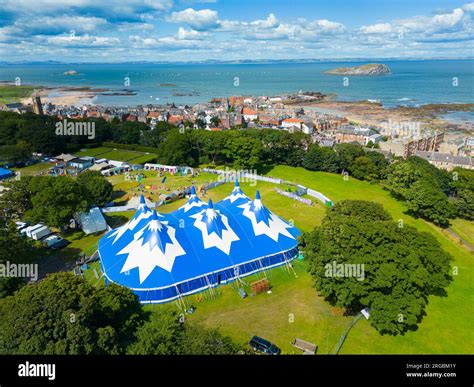 Luftaufnahme Von North Berwick Mit Big Top In The Lodge Gardens