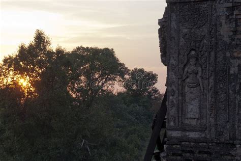 Talla De Dios Hind De Vishnu Que Descansa En Serpiente En Dintel En El