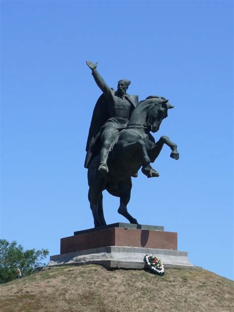 Памятники Элисты