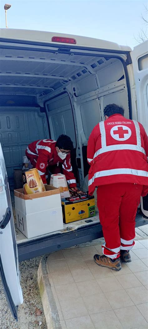 La Croce Rossa Cosenza Distribuisce I Pacchi Alimentari Alle Famiglie