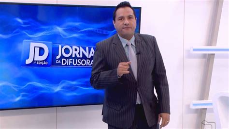 Vídeo Âncora do SBT desmaia durante jornal ao vivo