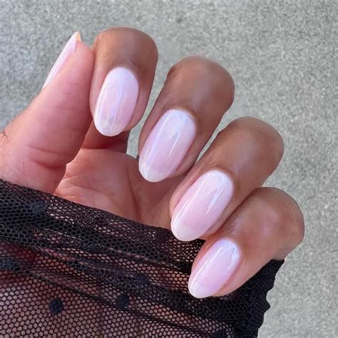 Lipgloss Nails sind DER minimalistische Nageltrend für 2023 den wir