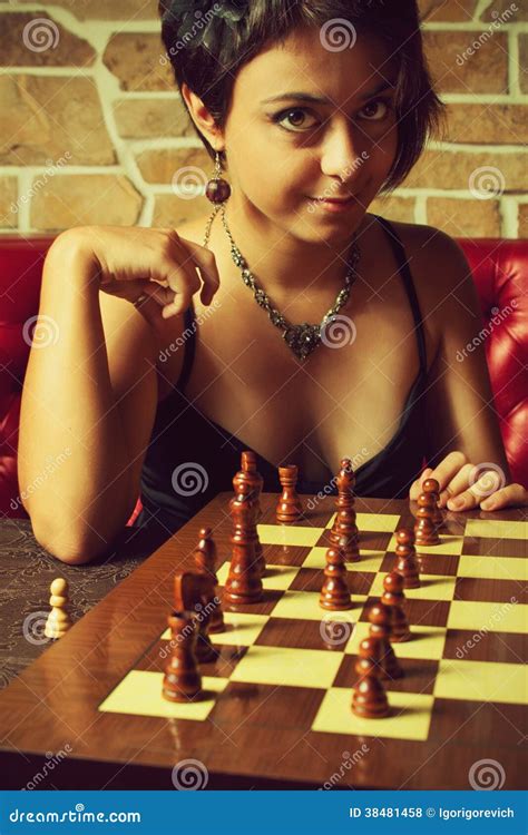 Menina Sexy Que Joga A Xadrez Foto De Stock Imagem De Jogar Pensar