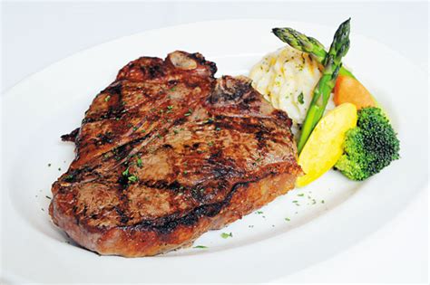 An Island Tradition In Fine Dining | Hy's Steak House | Dining Out