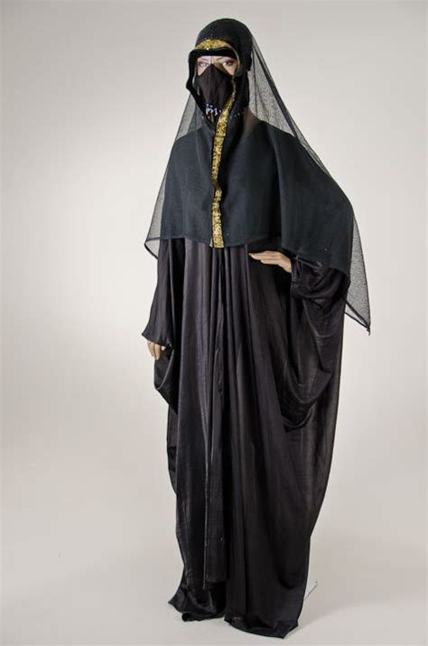 Traditional Islamic clothing for a women. Arabian Costume, Islamic ...