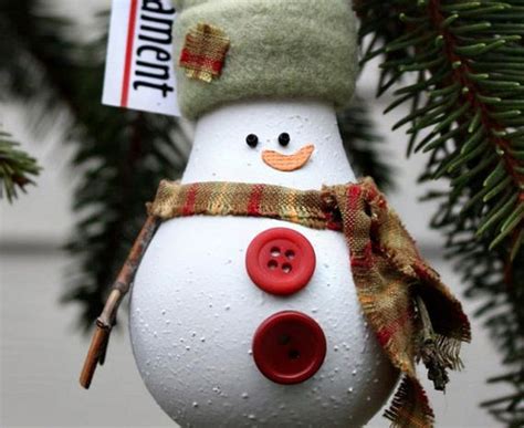 26 easy DIY Christmas ornaments made from light bulbs