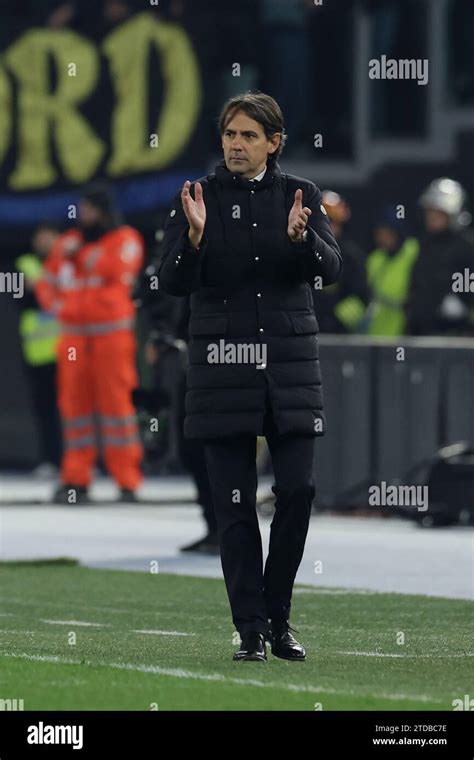 El Entrenador Italiano Del Inter Simone Inzaghi Gesticula Durante El