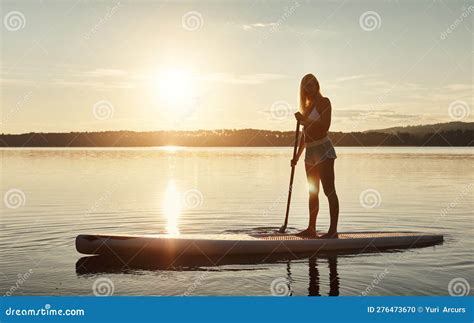 Belleza En El Tablero Una Atractiva Joven Mujer Paddle Abordando En Un