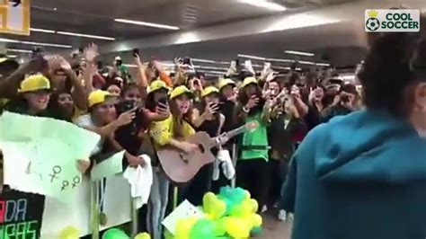 Seleção feminina tem recepção calorosa na volta ao Brasil após a Copa