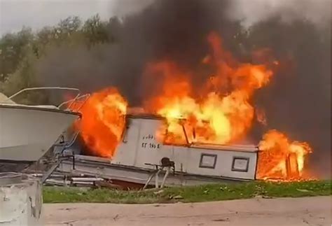 Vatra guta čamac na Zemunskom keju Crni dim se nadvio nad rekom VIDEO