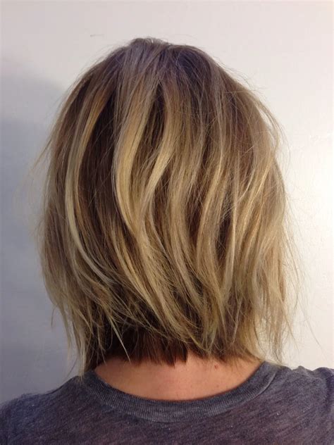 The shoulder length bob cut hair has a surprising slimming effect