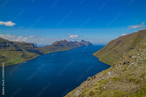 Foto De Wyspa Kalsoy Widziana Z Bordoy Na Wyspach Owczych Do Stock