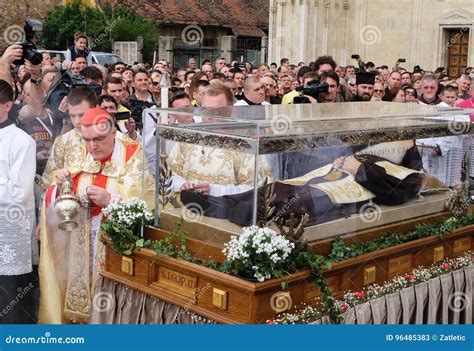 Llegada Del Cuerpo De St Leopold Mandic En La Catedral De Zagreb Foto