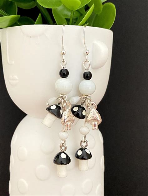 Boucles D Oreilles Noir Et Blanc Champignon