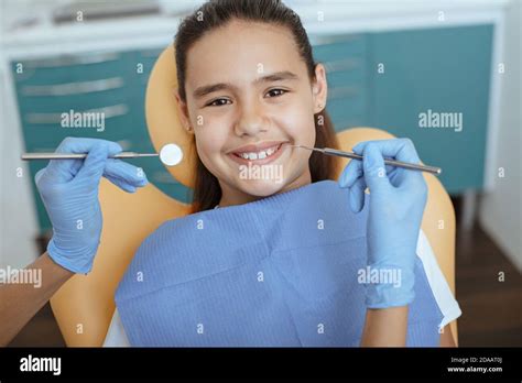 Examen Médical Chez Enfants Banque De Photographies Et Dimages à Haute