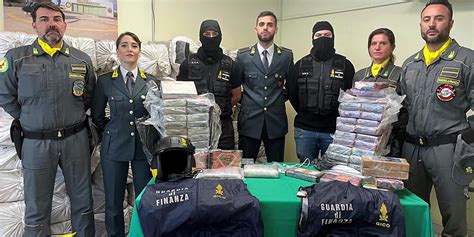 SikilyNews It Sequestrati 2 000 Chili Di Cocaina In Mare Valgono