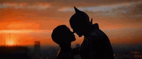 The Batman Catwoman GIF - The Batman Catwoman Kiss - Discover & Share GIFs