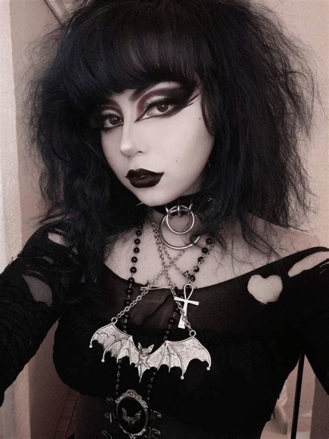 Pin De 𝔏𝔦𝔷 En Goth Girls Maquillaje Gótico Maquillaje Emo Peinados