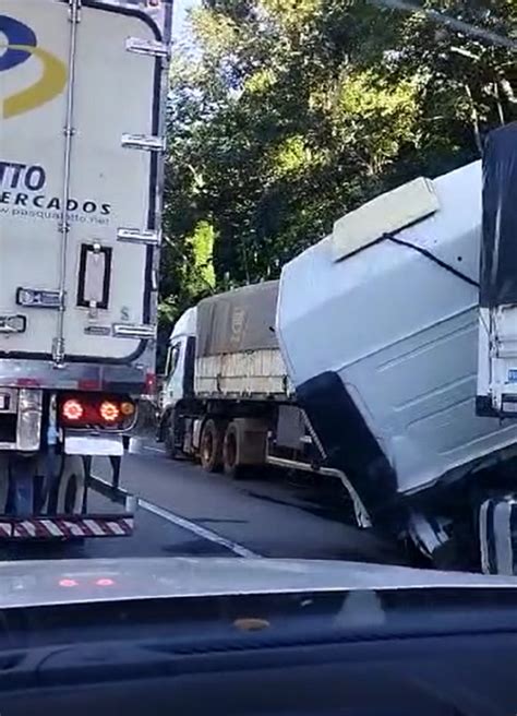 Acidente entre carretas e carro na Serra de São Vicente deixa um morto