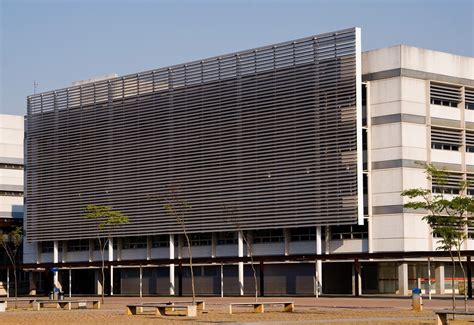 Brise Aeroscreen é solução para controle da luz solar em biblioteca