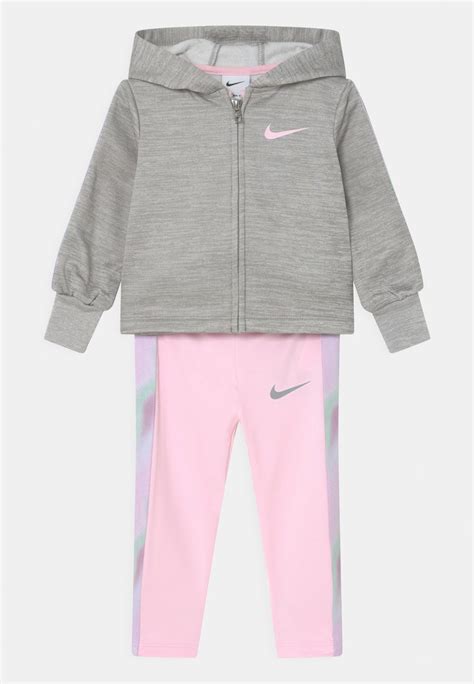 Nike Sportswear Dream Chaser Therma Fit Set Trainingsanzug Pink