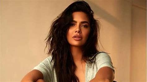 वहइट बकन म ईश गपत न ढय कहर बलड तसवर हई वयरल esha gupta hot bikini photo