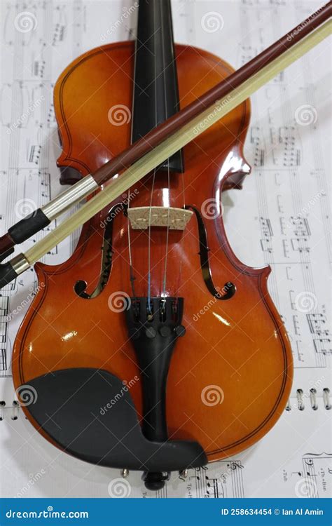 Violino E Arco Fundo De Partitura Musical Foto De Stock Imagem De