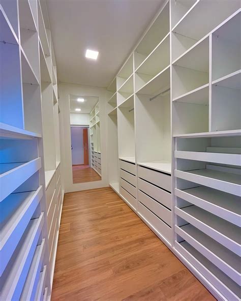 Wooden walk-in closets - suimas.co.ke