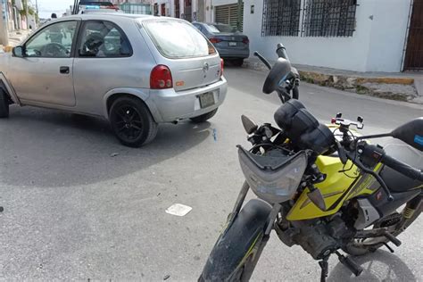 Motociclista termina hospitalizado tras chocar con un automóvil que se