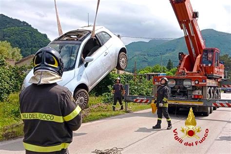 Forino Sbanda Con L Auto E Finisce In Una Scarpata Salvata Dai Vigili