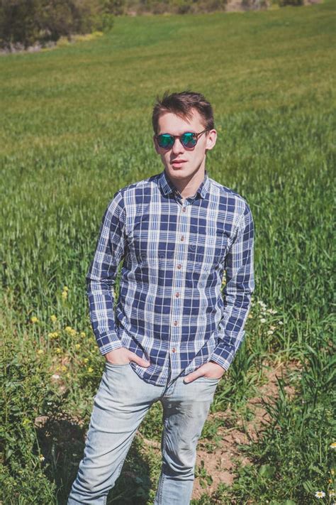 Al Aire Libre Retrato Del Hombre Joven En Gafas De Sol En El Campo