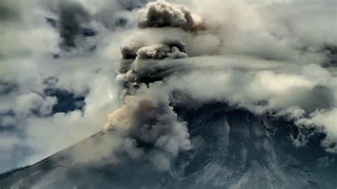 Seusai Gunung Semeru Erupsi Gunung Merapi Luncurkan Awan Panas Dan