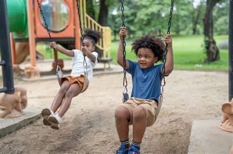 Menino E Menina Afro Americanos Felizes Se Divertem No Playground Do